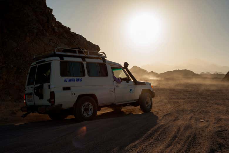 Tour en 4x4 + Paseo en camello + Cena con espectáculo en el desierto
