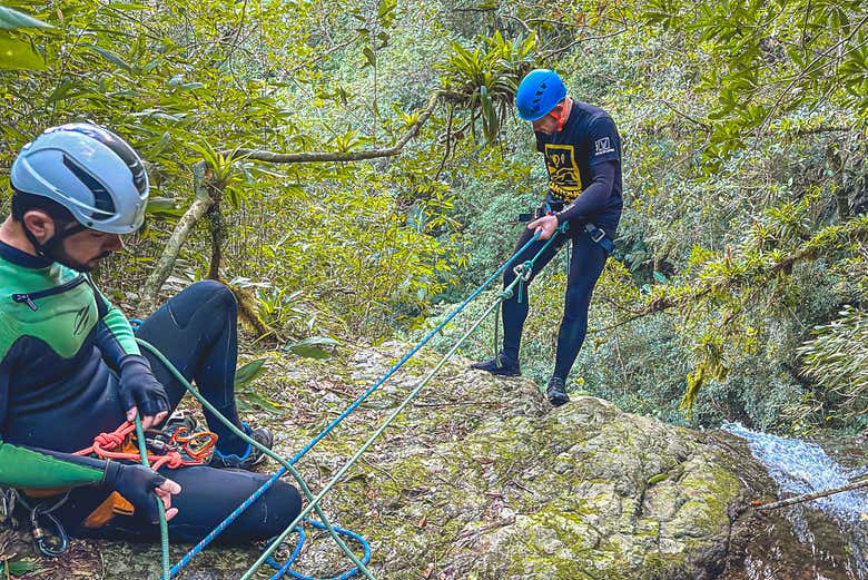 Rápel en las cascadas de Praia Grande