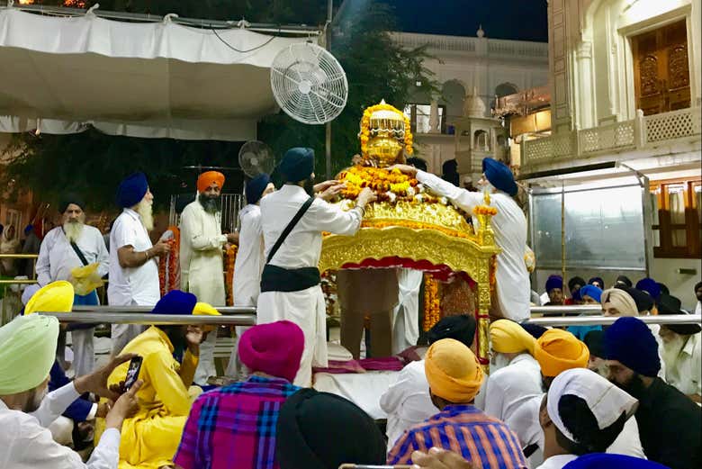 Ceremonia Palki Sahib en el Templo Dorado