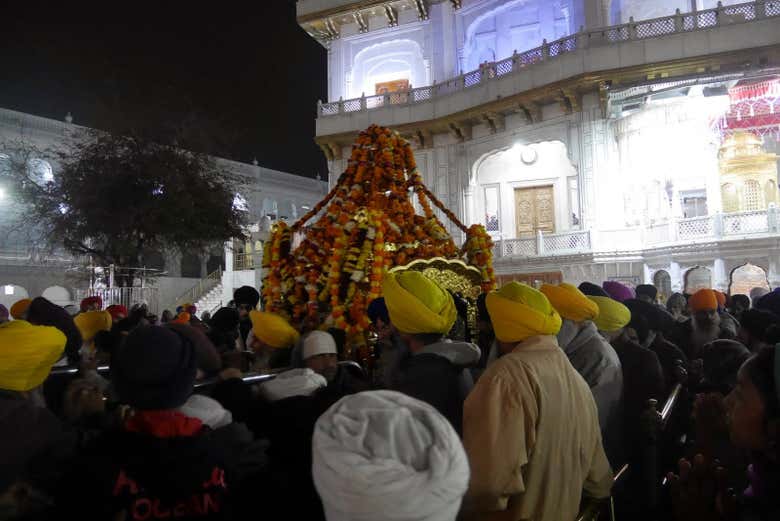 Ceremonia Palki Sahib en el Templo Dorado