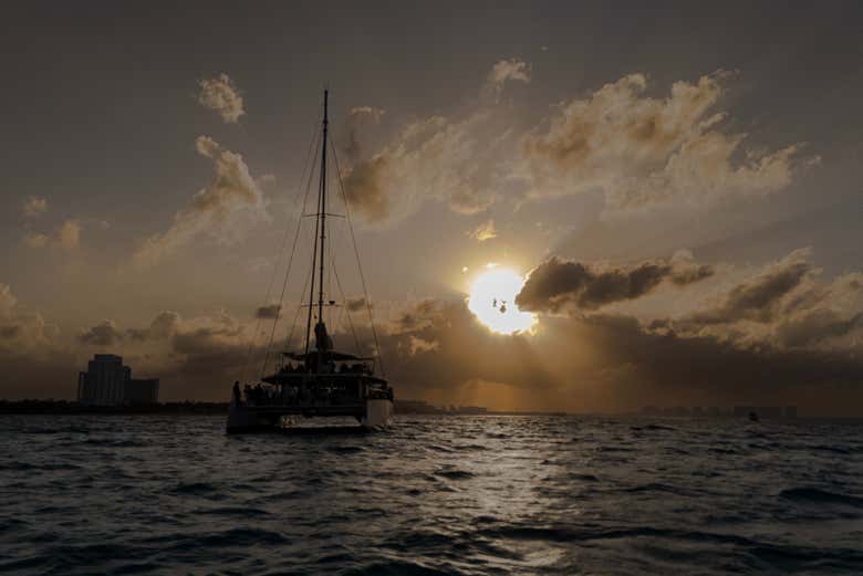 Paseo en catamarán al atardecer por Cancún