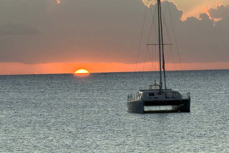 Paseo en catamarán al atardecer por Cancún