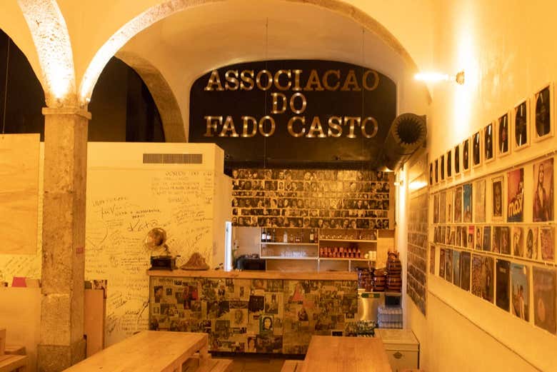 Cena y espectáculo de fado en Associação do Fado Casto