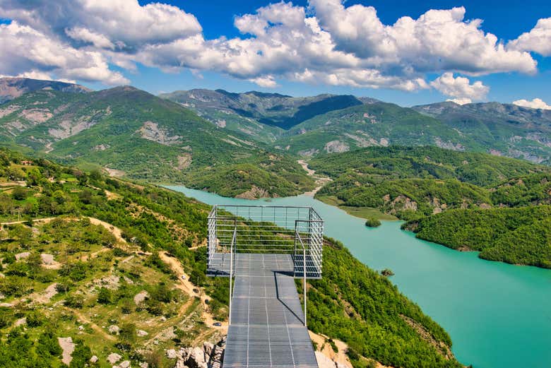 Excursión al lago Bovilla y la montaña Gamti