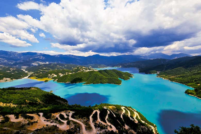 Excursión al lago Bovilla y la montaña Gamti