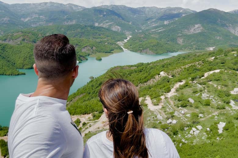Excursión al lago Bovilla y la montaña Gamti