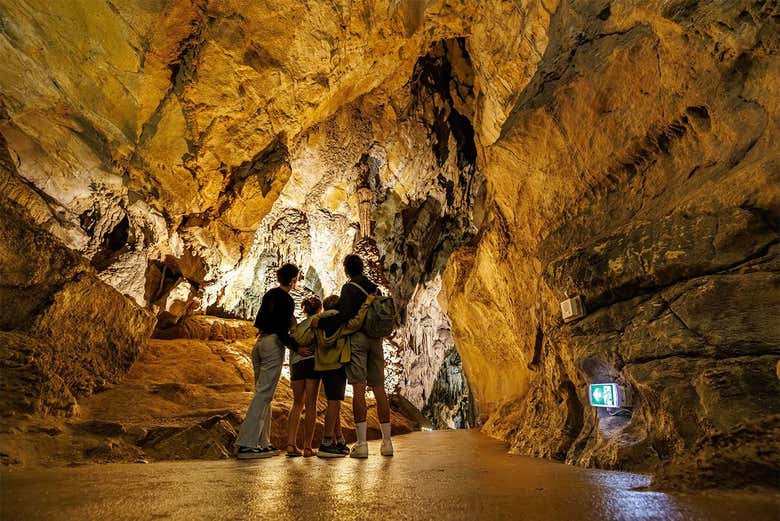 Entrada a las Cuevas de Cerdon