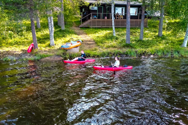 Tour en kayak por un lago de los bosques de Rovaniemi