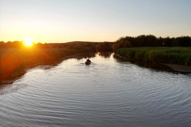 Tour en kayak por un lago de los bosques de Rovaniemi