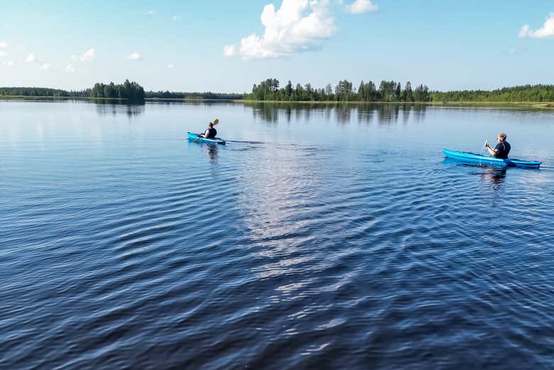 Tour en kayak por un lago de los bosques de Rovaniemi