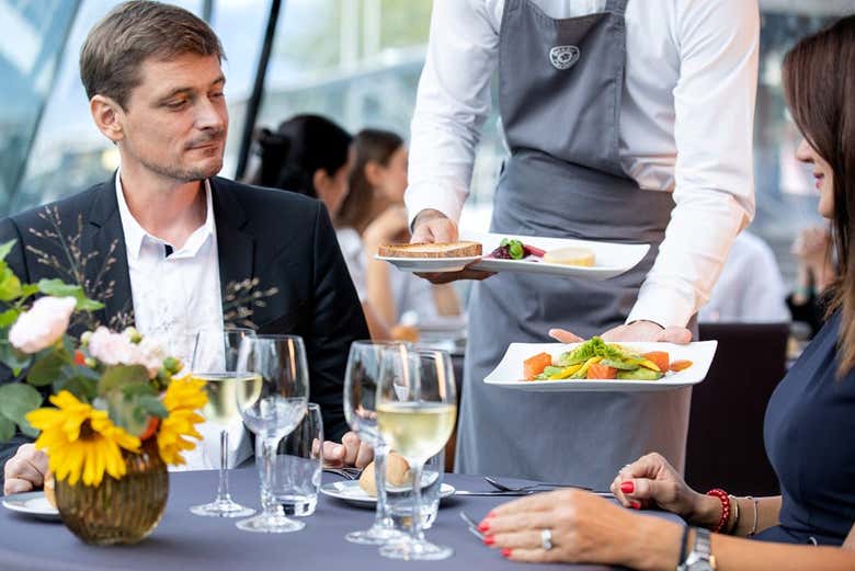 Crucero por el Sena desde la Torre Eiffel con comida