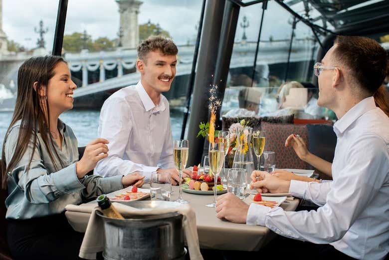 Crucero por el Sena desde la Torre Eiffel con comida