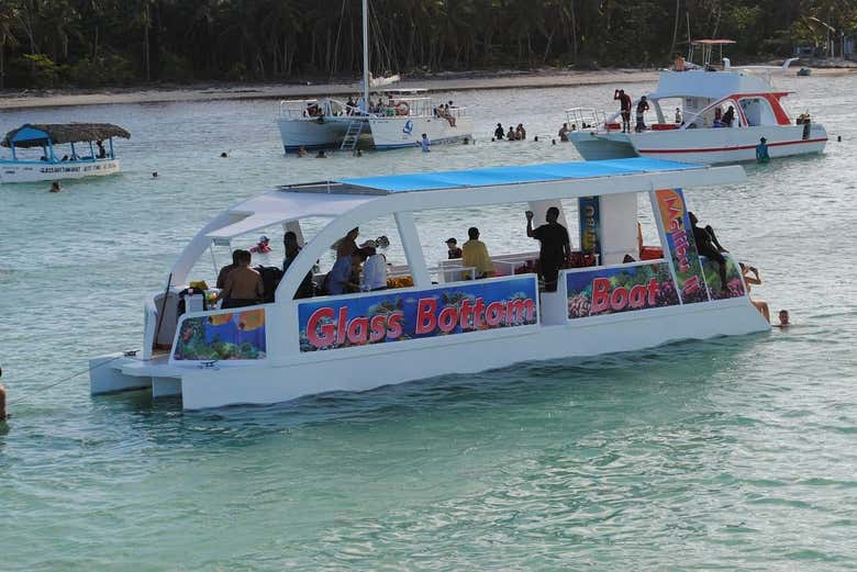Paseo en barco con fondo de cristal por Punta Cana