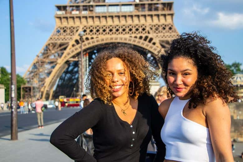Sesión fotográfica privada en el exterior de la Torre Eiffel
