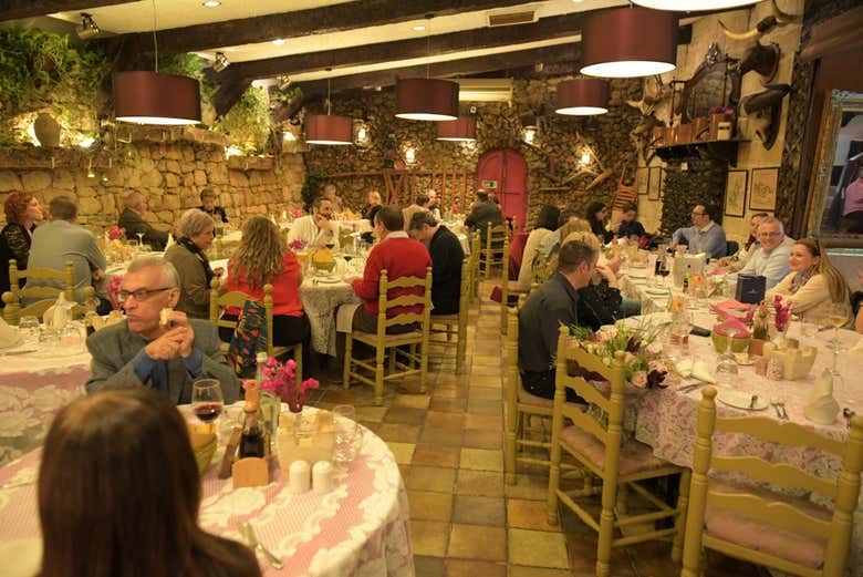 Cena con espectáculo folclórico en Mosta