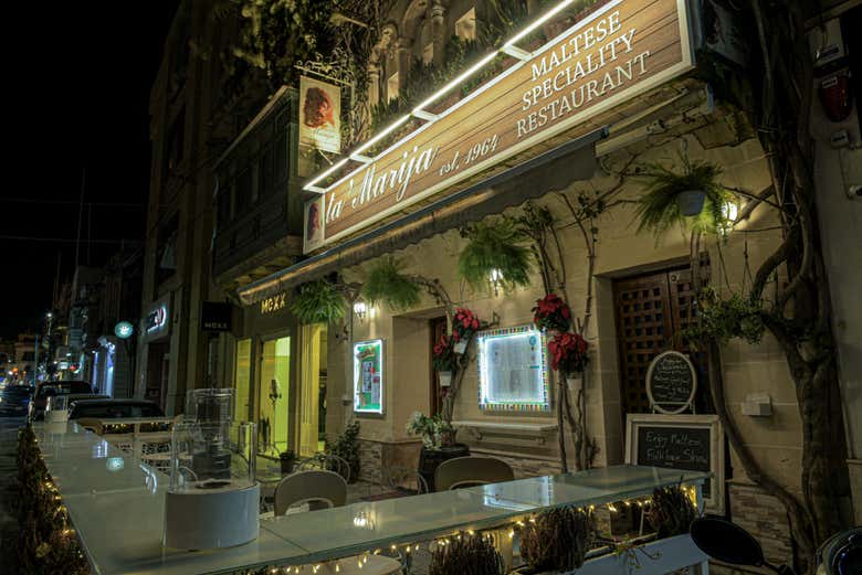 Cena con espectáculo folclórico en Mosta