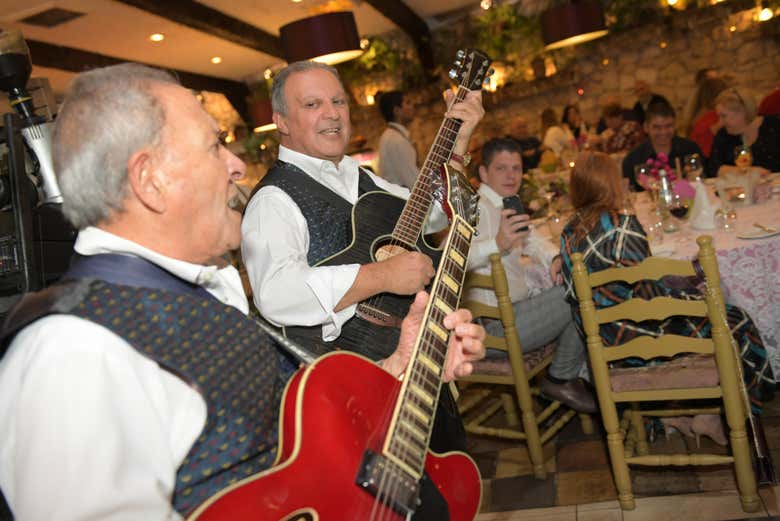 Cena con espectáculo folclórico en Mosta