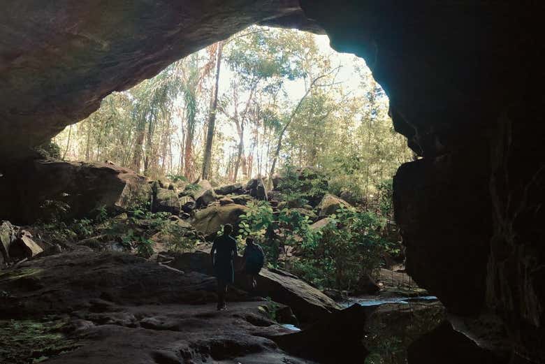 Senderismo por la Caverna Aroe Jari y Gruta da Lagoa Azul