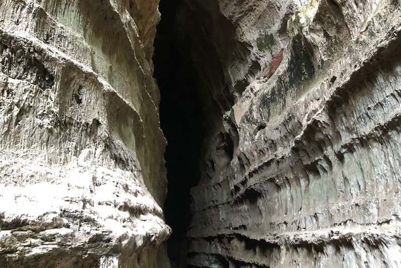 Senderismo por la Caverna Aroe Jari y Gruta da Lagoa Azul