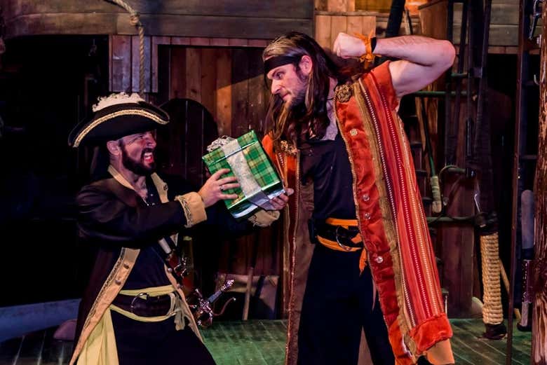Cena con espectáculo en barco pirata