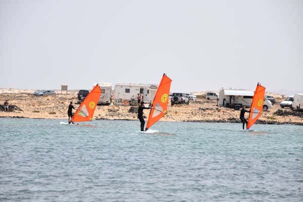 Curso de windsurf en las lagunas de El Cotillo