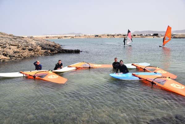 Curso de windsurf en las lagunas de El Cotillo