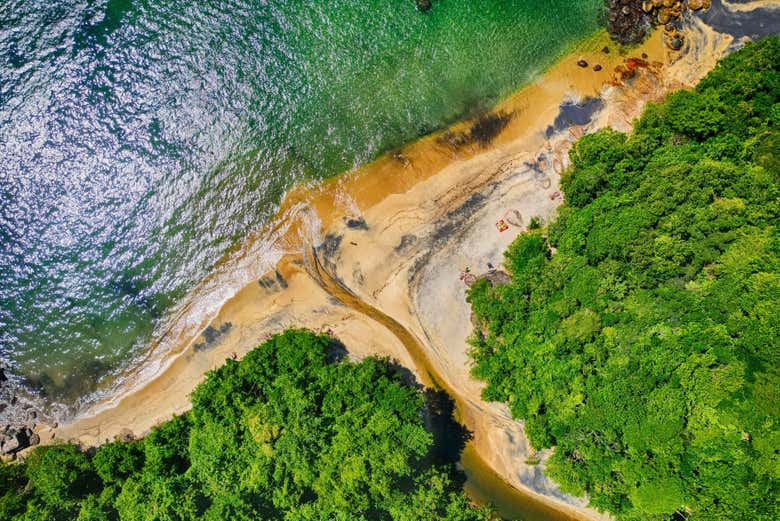 Tour por Abraão, la playa Preta y el Acueducto de Ilha Grande
