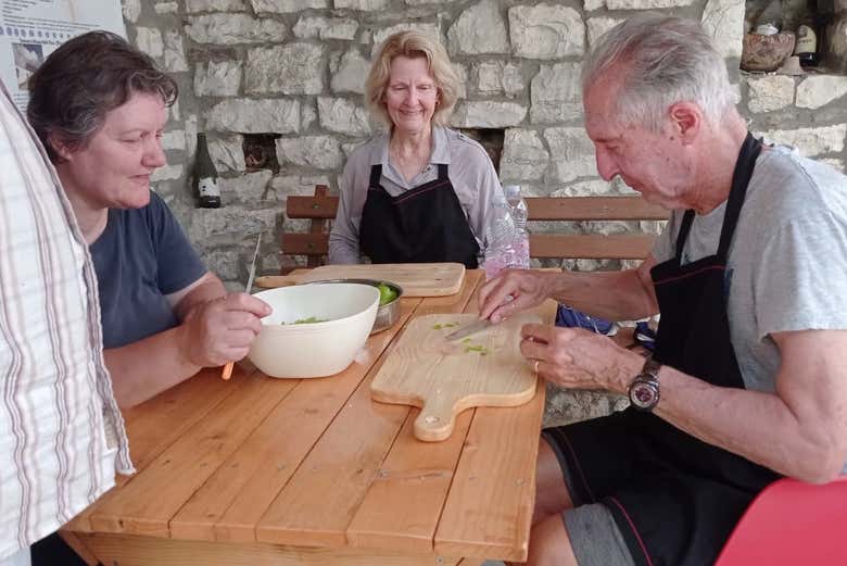Clase de cocina con una familia albanesa
