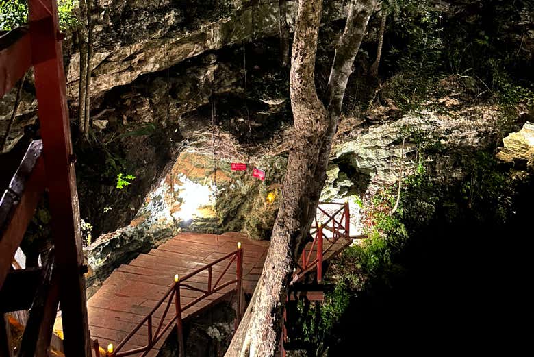 Ceremonia del Día de Muertos en un cenote