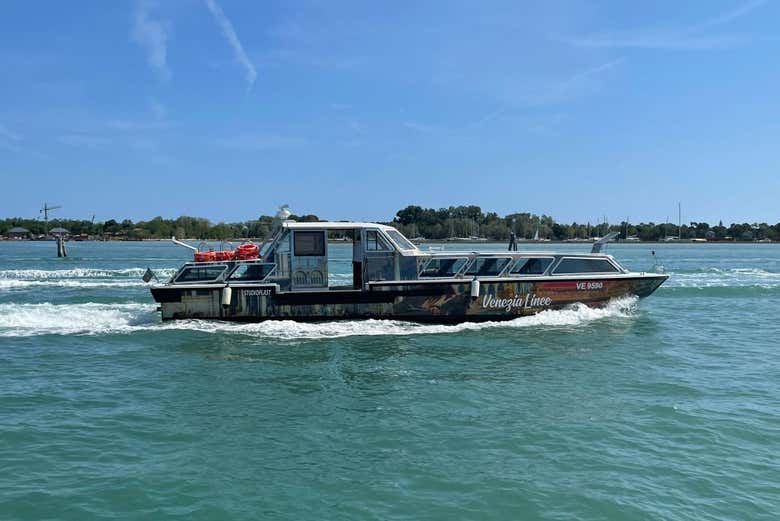 Barco entre la estación de Santa Lucía y la plaza de San Marcos