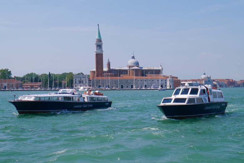 Barco entre la estación de Santa Lucía y la plaza de San Marcos