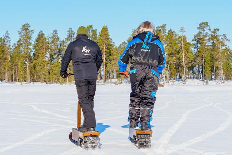 Tour en patinete de nieve por Ivalo