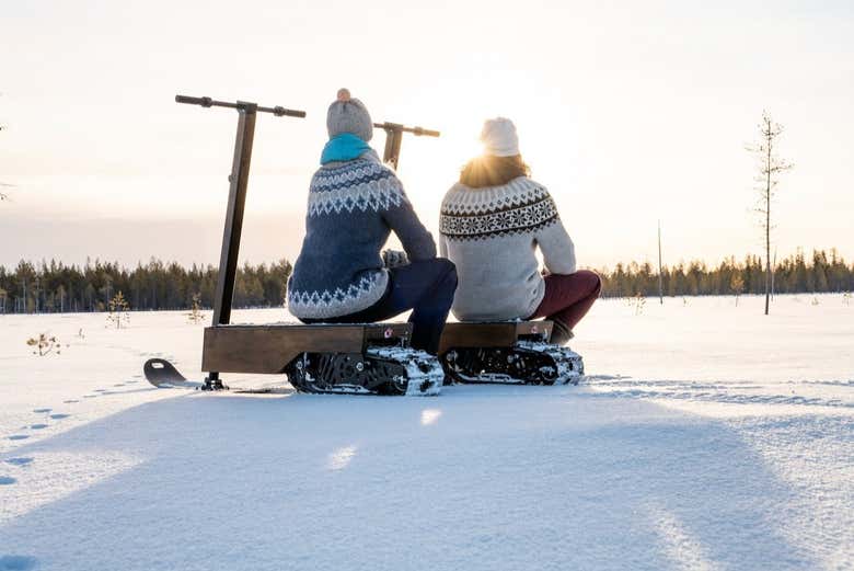 Tour en patinete de nieve por Ivalo