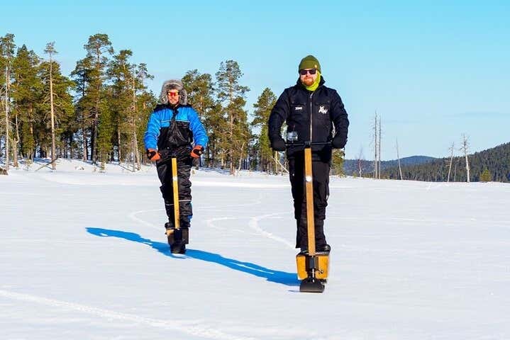 Tour en patinete de nieve por Ivalo