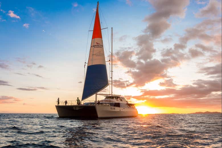 Paseo en catamarán al atardecer con cena