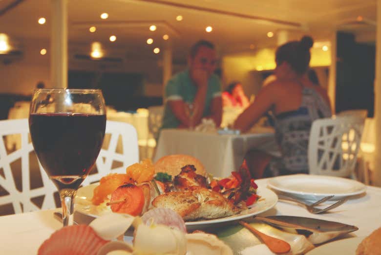 Paseo en catamarán al atardecer con cena