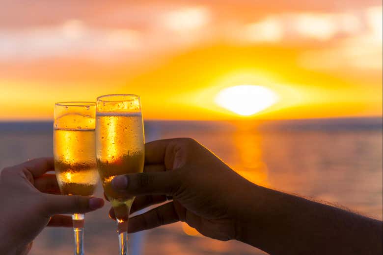 Paseo en catamarán al atardecer con cena