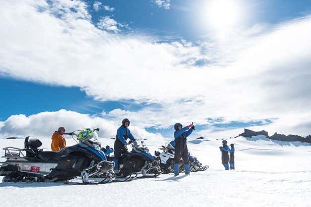 Paseo en moto de nieve por el glaciar Vatnajökull
