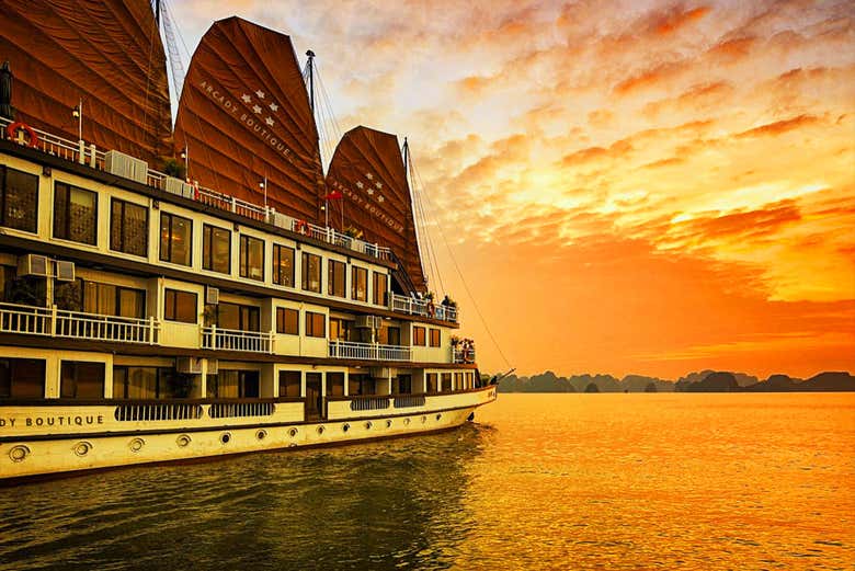 Crucero de 2 días por la bahía de Ha-Long en barco de lujo