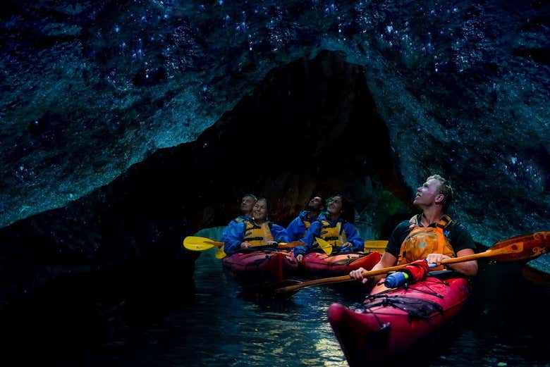 Tour en kayak por el lago McLaren con avistamiento de luciérnagas