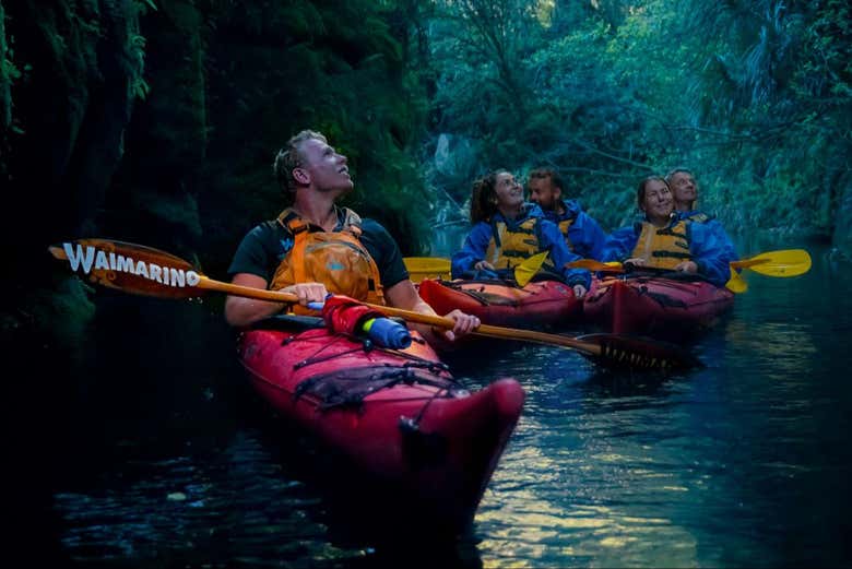 Tour en kayak por el lago McLaren con avistamiento de luciérnagas