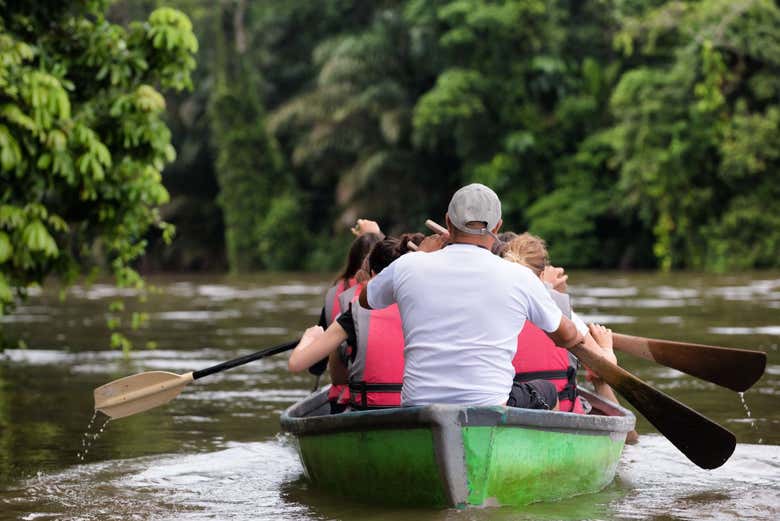 Tour en canoa por el Parque Nacional Tortuguero