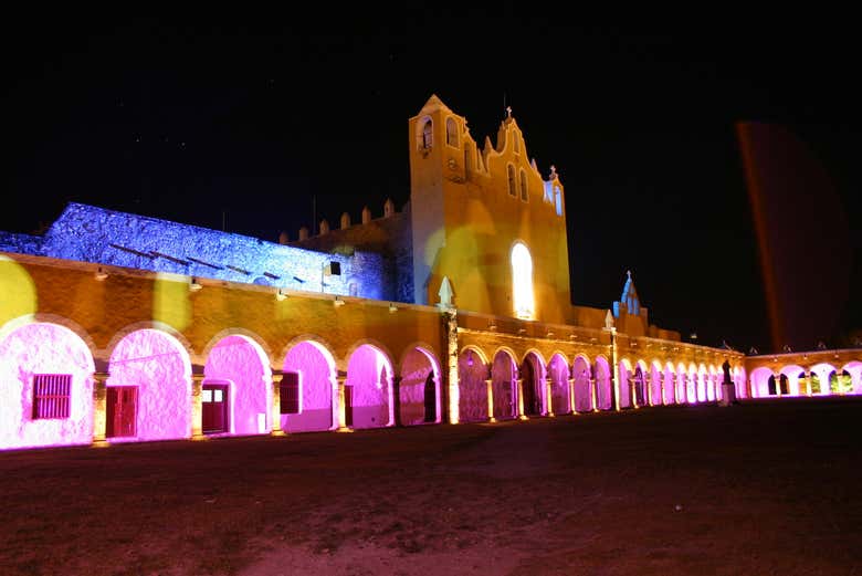 Excursión a Izamal + Espectáculo de luz y sonido