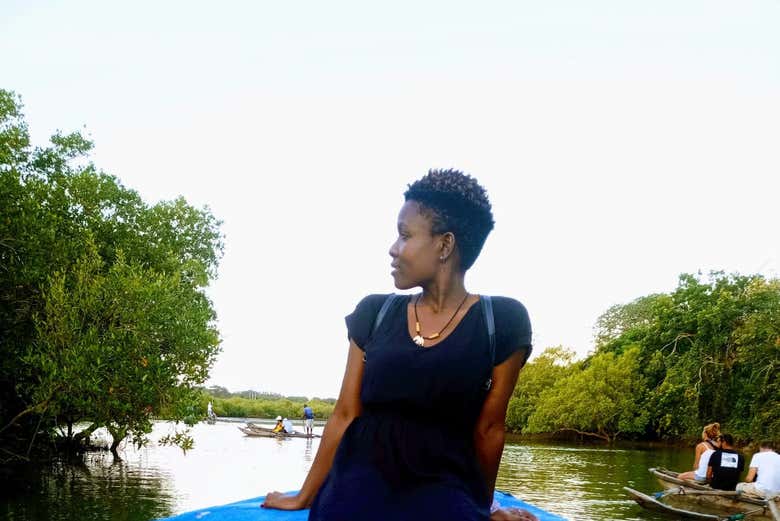 Paseo en canoa por el río Congo al atardecer