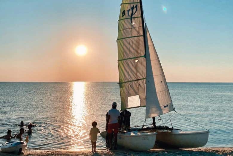 Excursión a la playa de Sidi Jmour en catamarán