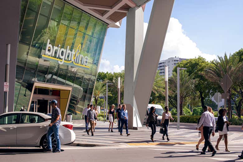 Tren de alta velocidad Brightline entre Boca Ratón y Miami