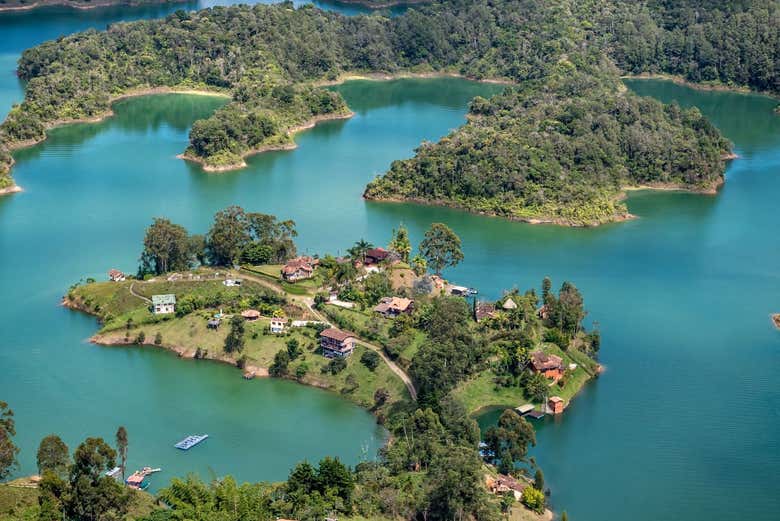 Excursión a Guatapé en chiva + Visita a la hacienda de Pablo Escobar