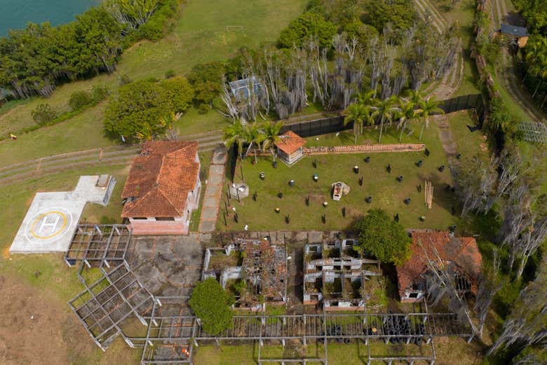 Excursión a Guatapé en chiva + Visita a la hacienda de Pablo Escobar