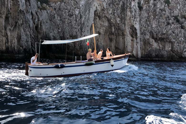 Paseo en gozzo por las cuevas de Capri