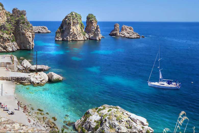 Excursión a la Reserva Natural del Zíngaro y los farallones de Scopello